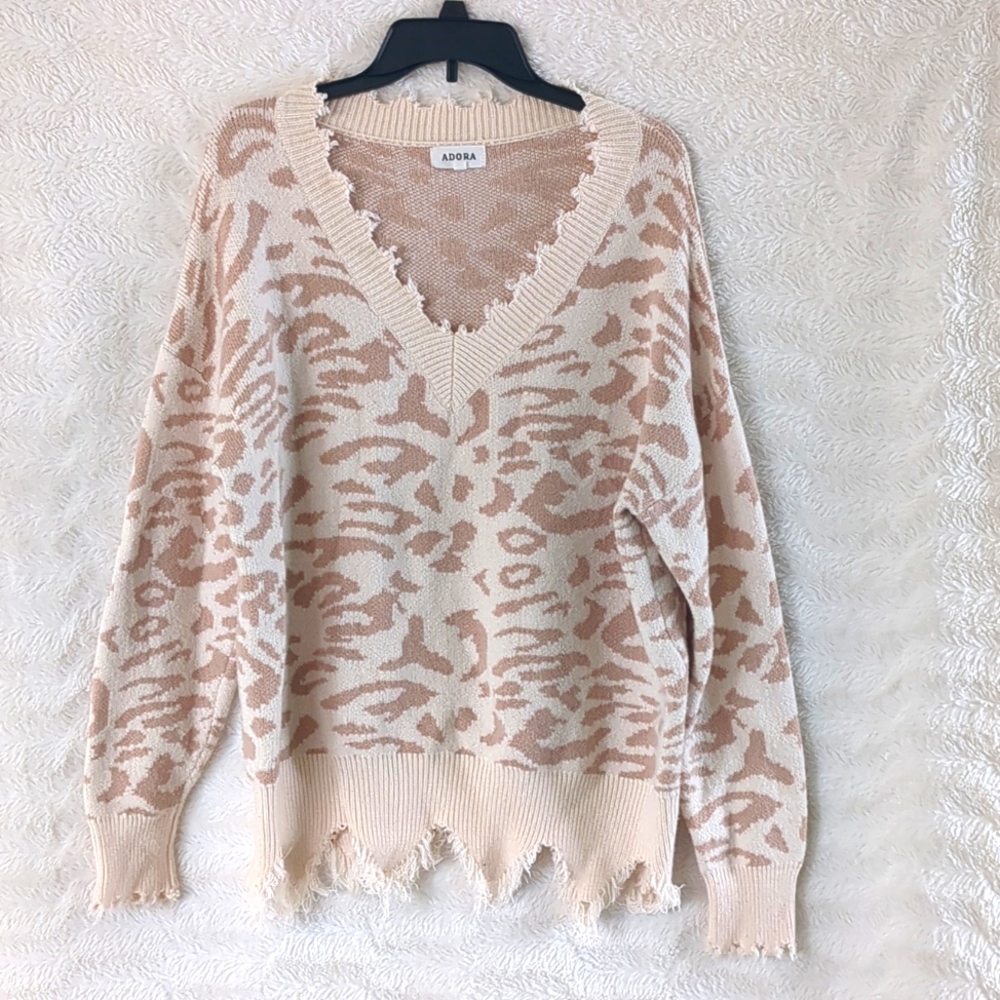 ADORA Cream Tan Leopard SWEATER Sz L Distressed V-neck